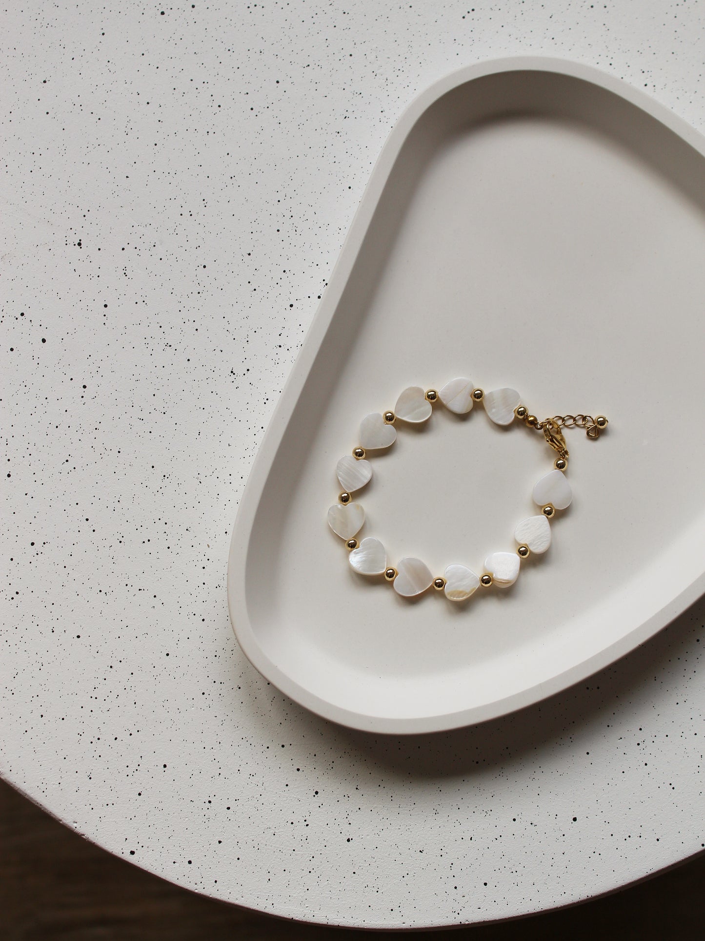 Perlenarmband mit Herzperlen