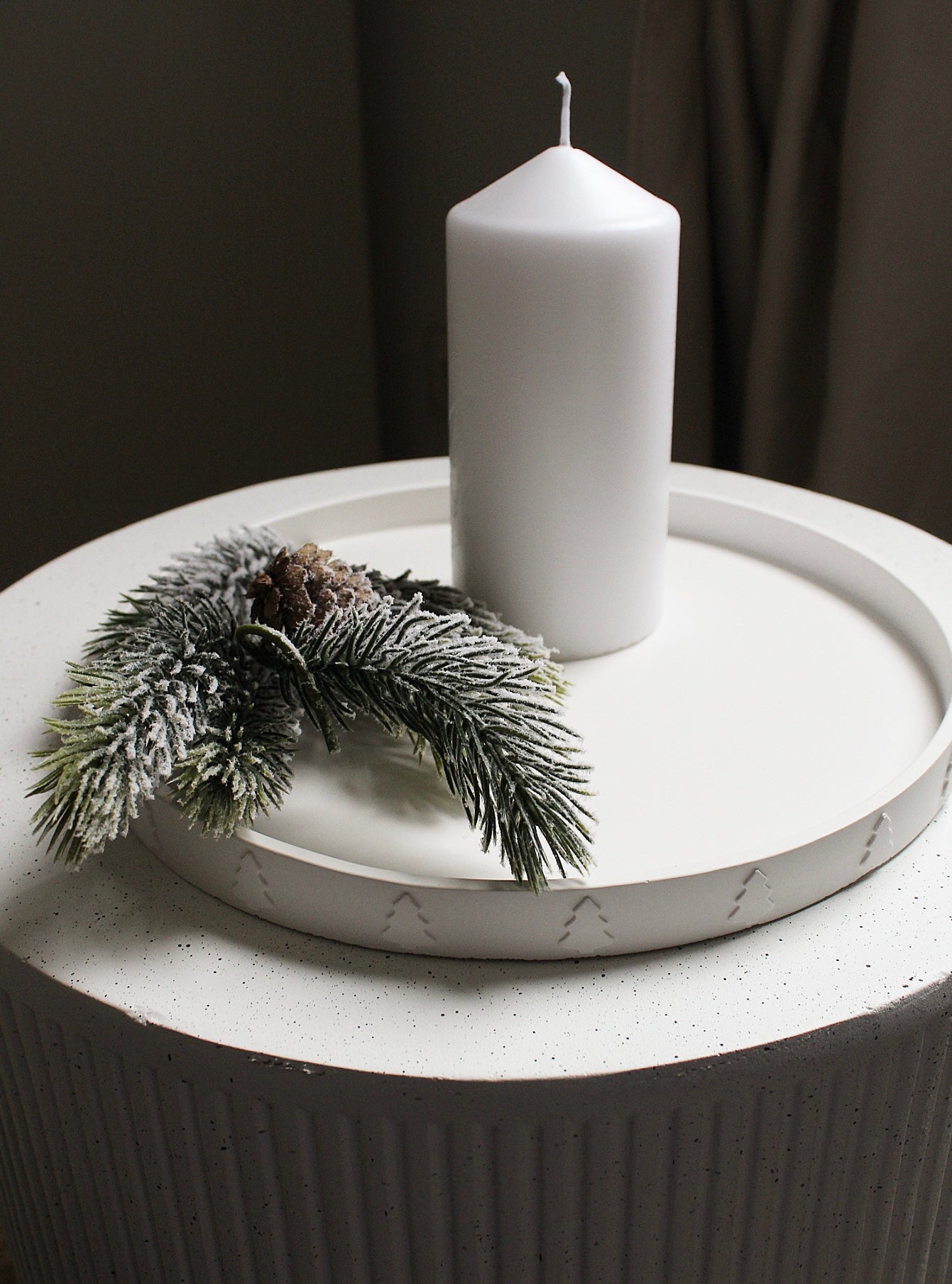 Rundes Tablett mit Tannenbäumen