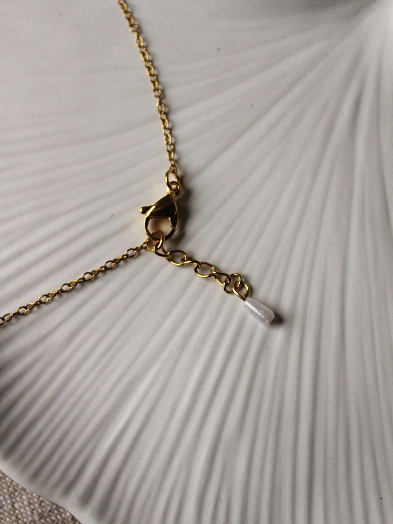 Kette mit weißen Tropfenperlen