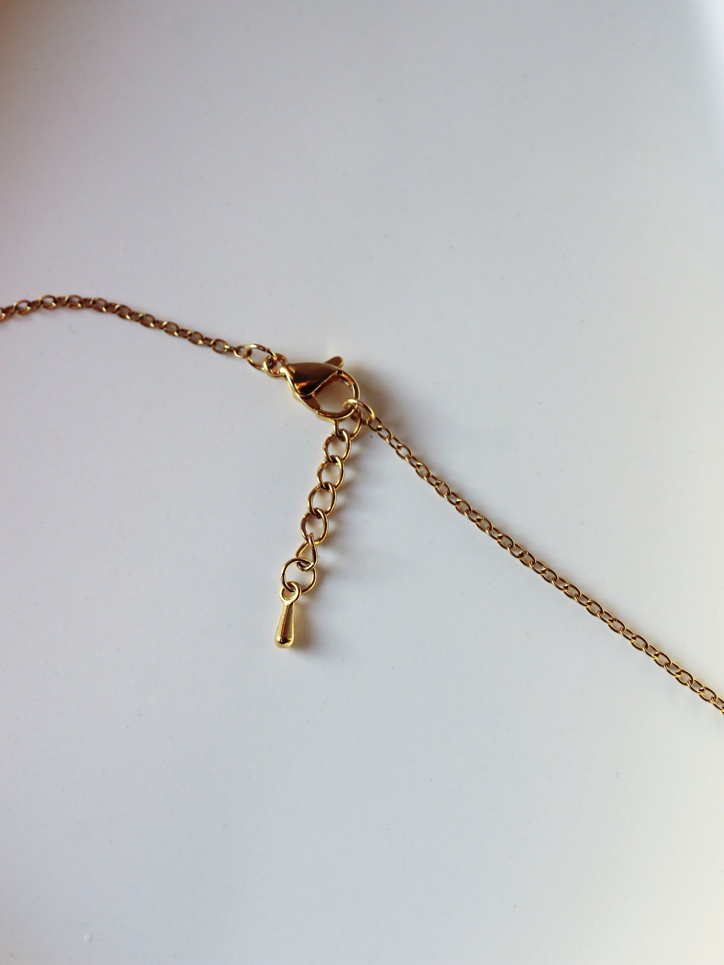 Feine Edelstahlkette 18k vergoldet mit Tropfenanhänger