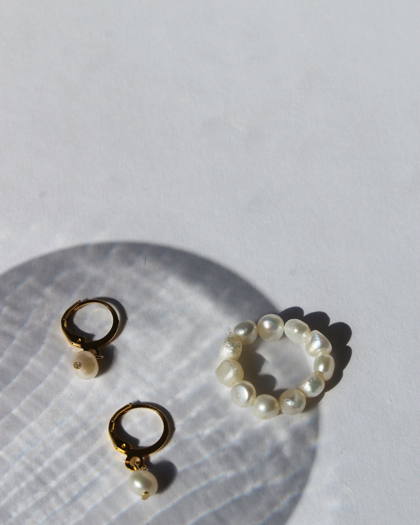 Ohrringe mit kleiner Süßwasserperle