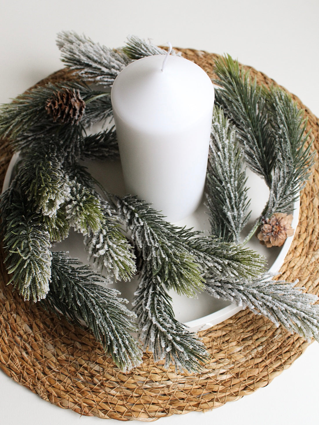 Rundes Tablett mit Tannenbäumen