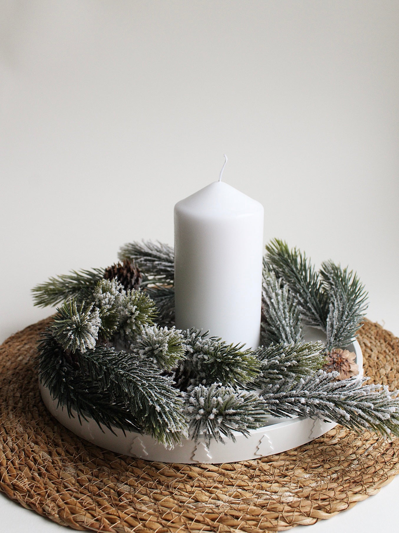 Rundes Tablett mit Tannenbäumen