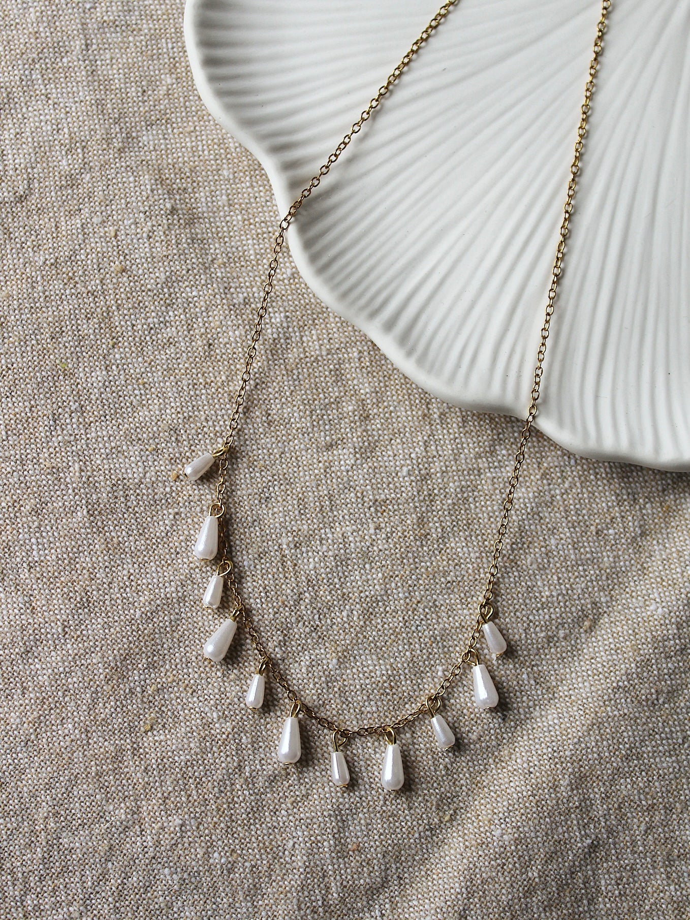 Kette mit weißen Tropfenperlen