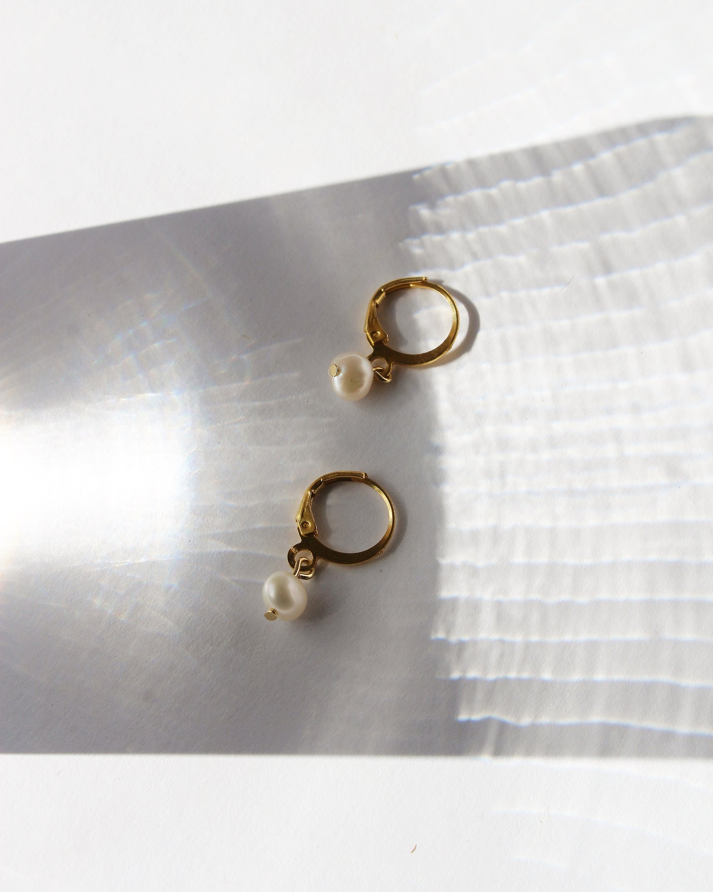 Ohrringe mit kleiner Süßwasserperle