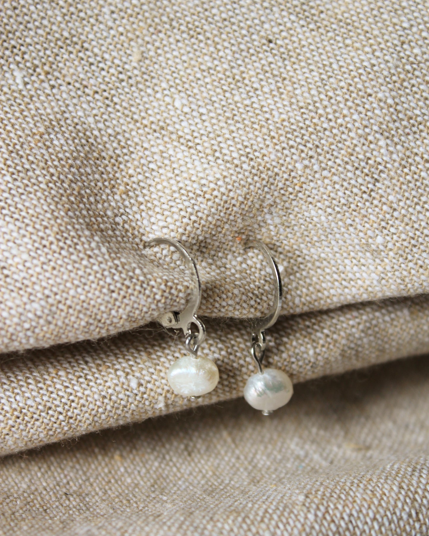 Ohrringe mit kleiner Süßwasserperle