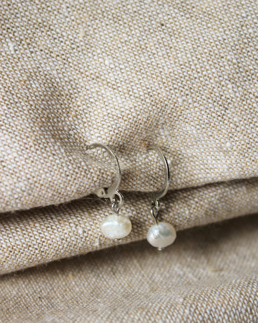 Ohrringe mit kleiner Süßwasserperle