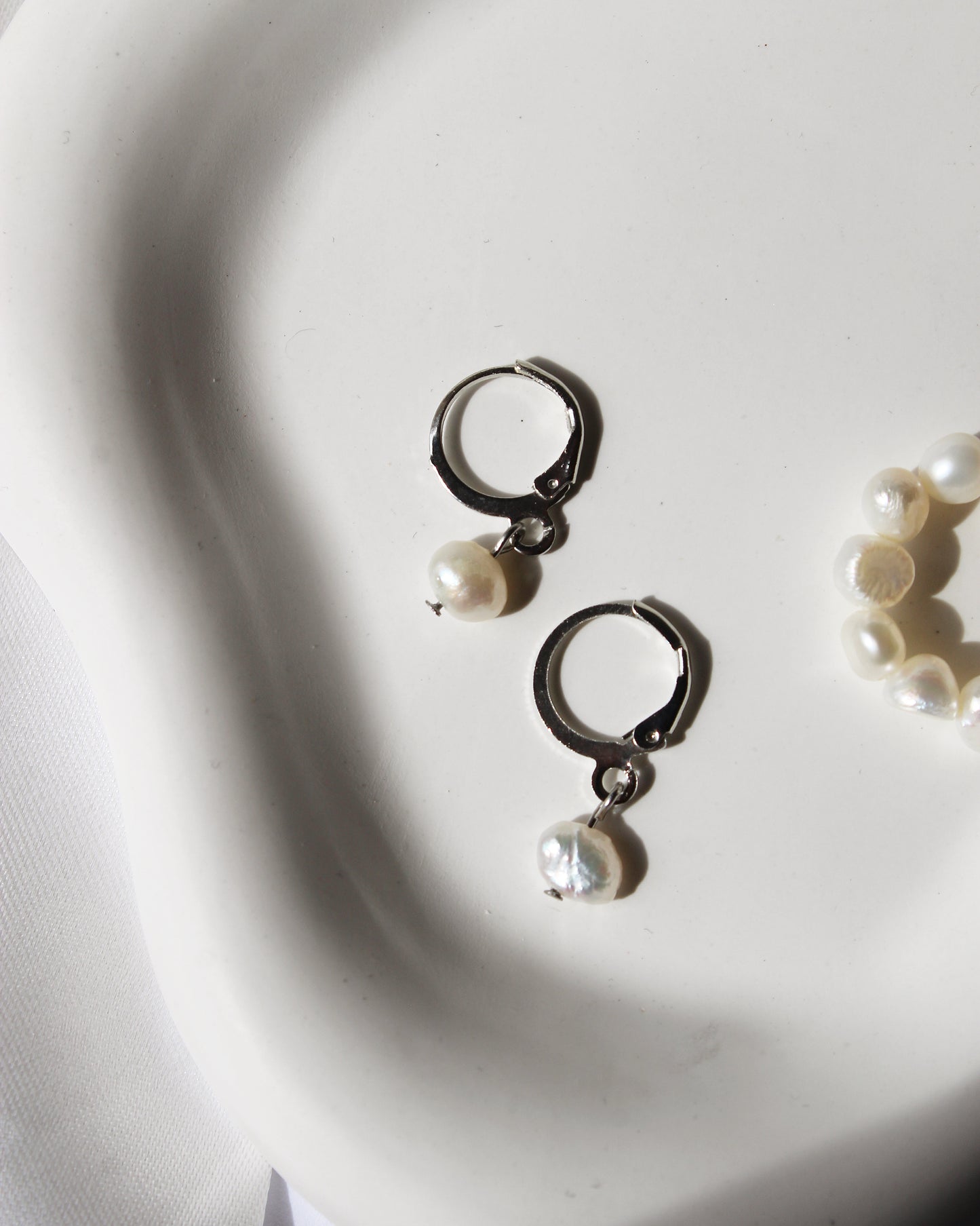 Ohrringe mit kleiner Süßwasserperle