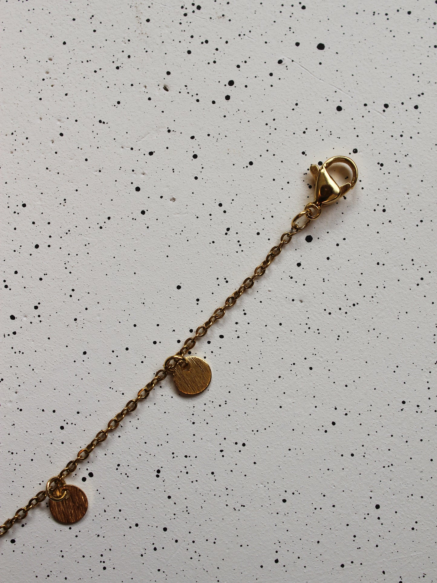 Armband mit Plättchen