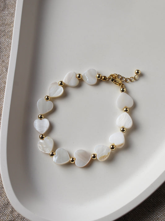 Perlenarmband mit Herzperlen