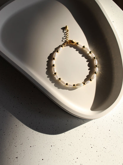 ARMBAND MIT PERLEN