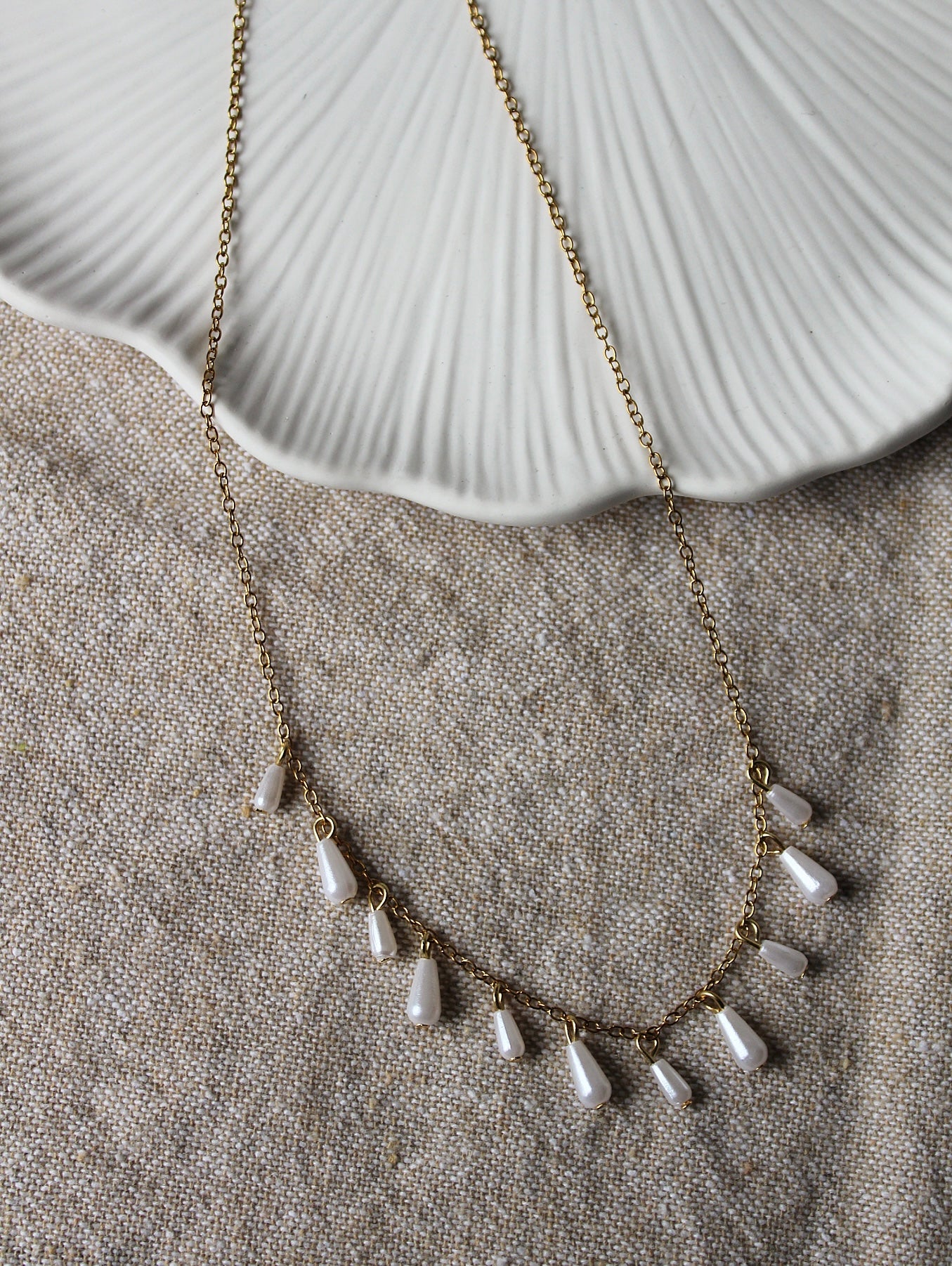 Kette mit weißen Tropfenperlen